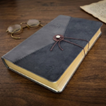 Biblia RV1960 Vintage Negro, Elástico Letra Grande 11 puntos