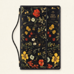 BIBLIA REINA VALERA 1960 EXQUISITA, FLORES SOBRE NEGRO, CON MANIJA Y BROCHE