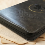 Santa Biblia RVR 1960, Moka Águila, Obsequios y Premios, con Cierre - Imagen 3