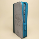 Biblia Reina Valera 1960, con cierre color azul/beige, canto plateado